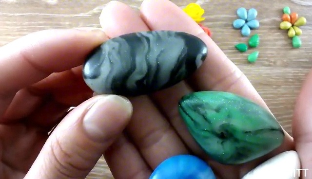 Поверхность кабошонов из холодного фарфора подсыхает. Форма фиксируется