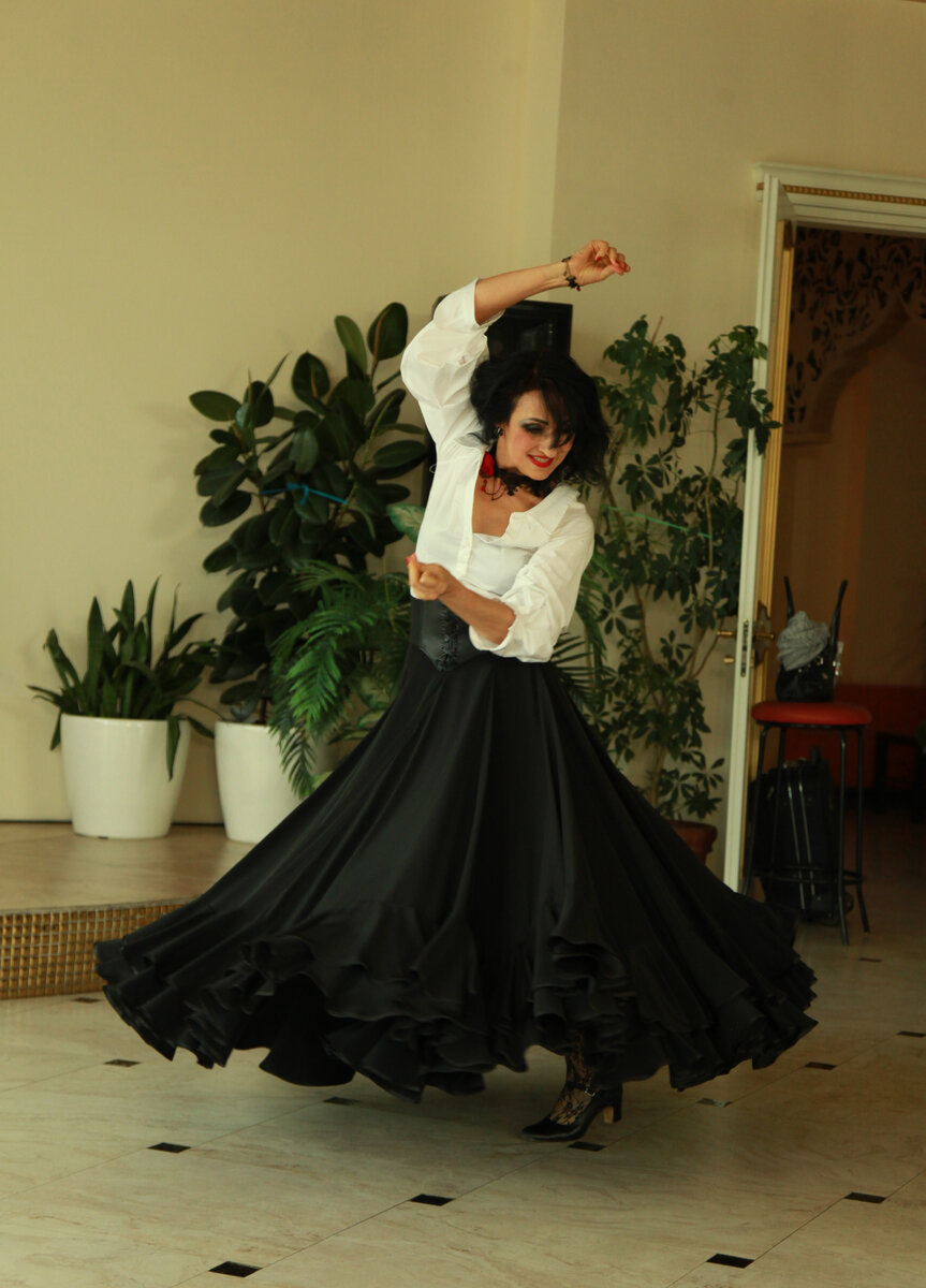 «Арагонес» на премьере в чёрно-белом образе. Танцевальная вечеринка «Снежная магнолия». Чайхона «Шейх», 18 июня 2017 г.