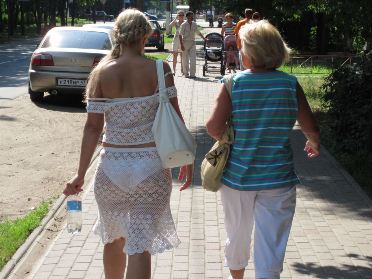 Девушки в облегающей одежде