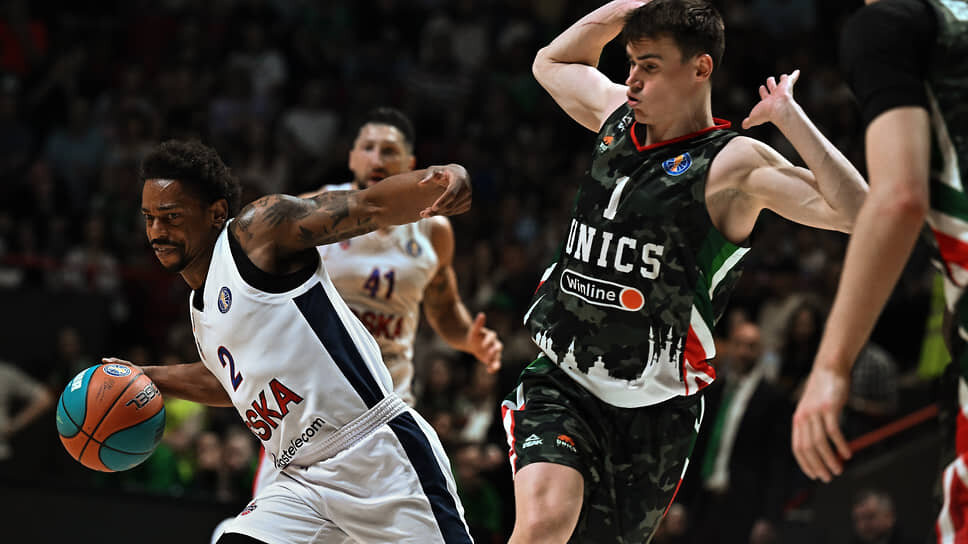 Фото: Иван Водопьянов / Коммерсантъ📷Лидеры ЦСКА и УНИКСа Каспер Уэйр (слева) и Ненад Димитриевич провели не лучшие свои матчи. Но первому игра принесла чемпионский титул, второму — разочарование от его утраты