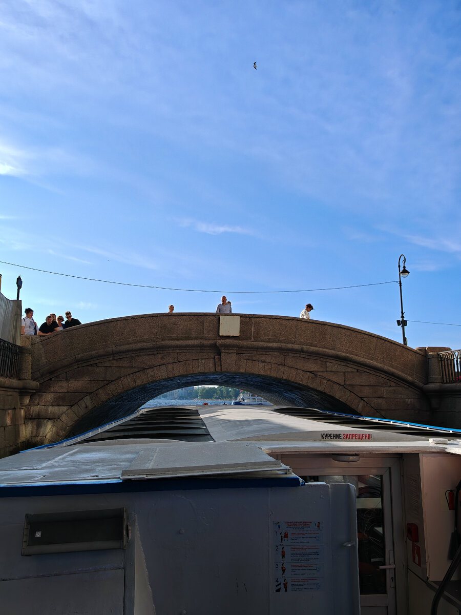 Мостик перед выходом в Неву