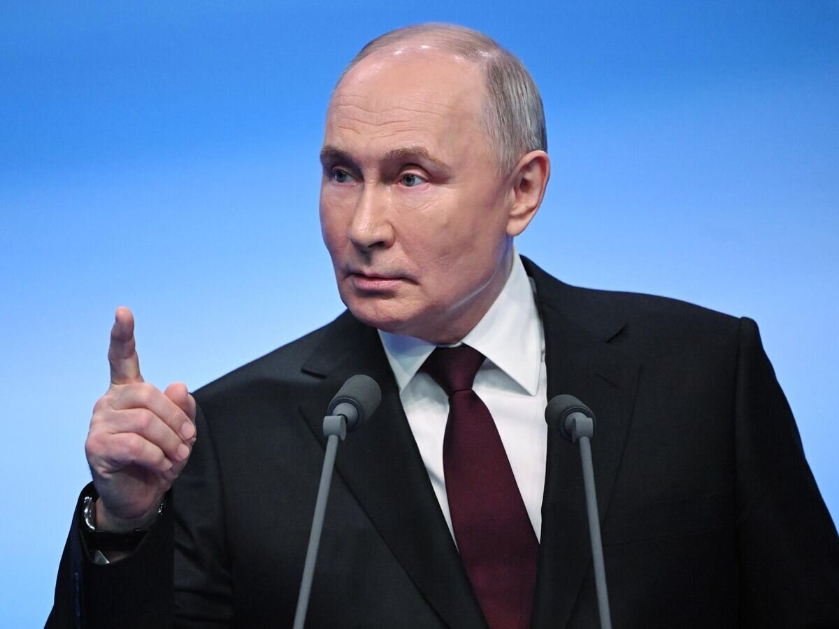    Кандидат в президенты РФ, действующий президент РФ Владимир Путин выступает перед журналистами в своем избирательном штабе© РИА Новости / Сергей Гунеев