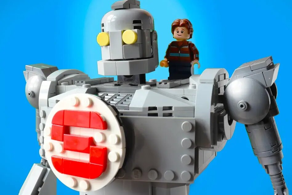 LEGO IDEAS THE IRON GIANT IN THE FOREST 10000 LEGO VIP