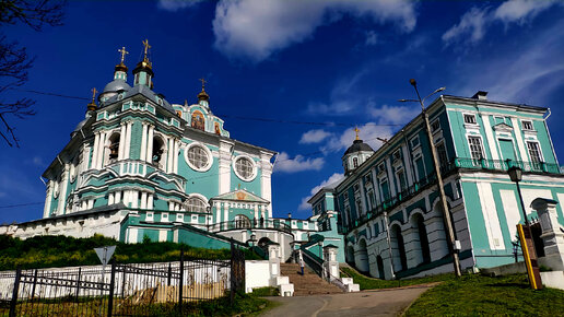 Смоленск старинный и очень красивый русский город.