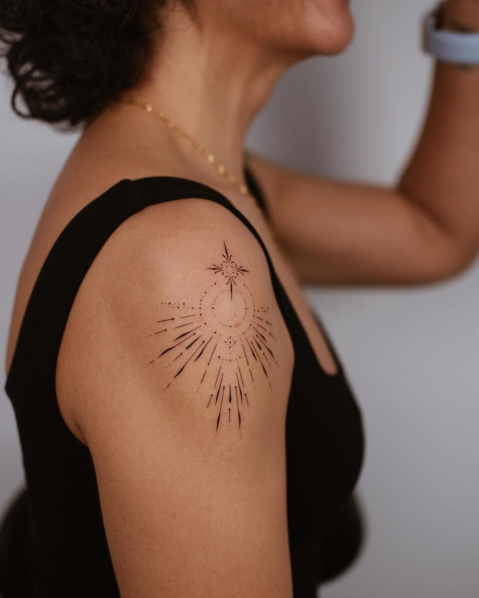 Женская татуировка с орнаментом