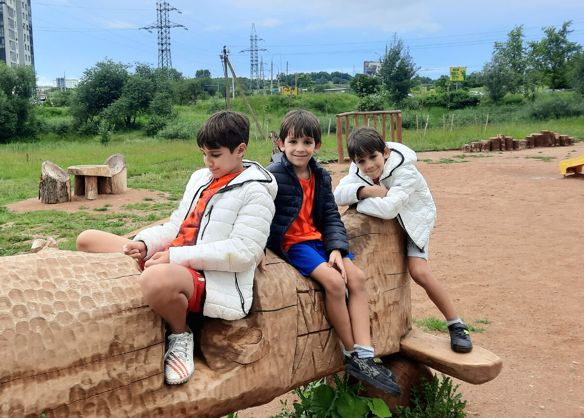 В шортах и в куртках - потому что был один зонтик на всех :)