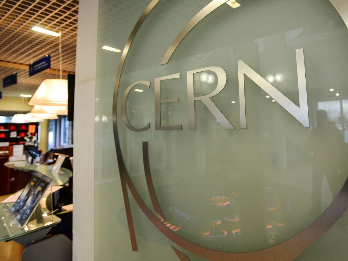    Табличка в фойе Европейской организации по ядерным исследованиям (CERN) в Женеве© РИА Новости / Алексей Витвицкий
