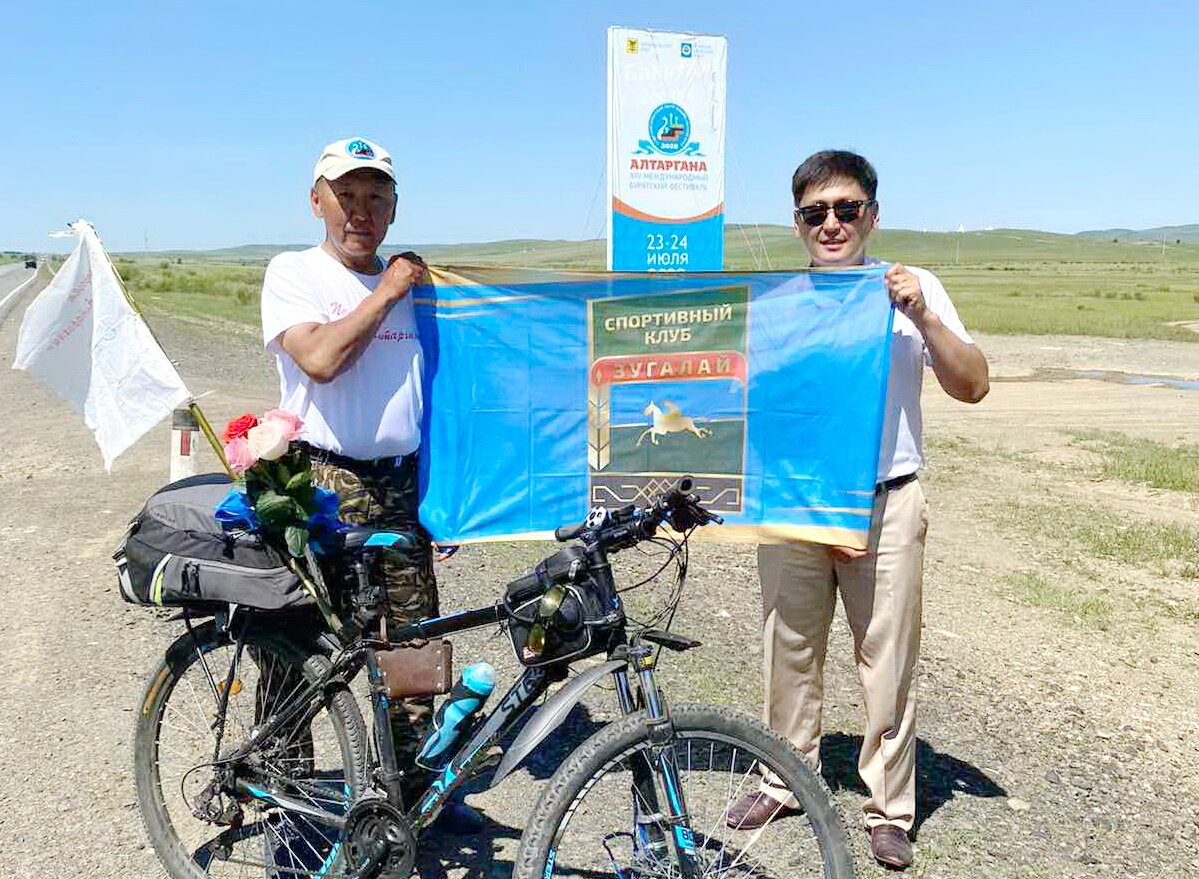 Финиш второго этапа велопробега "По дорогам Алтарганы" в Агинском