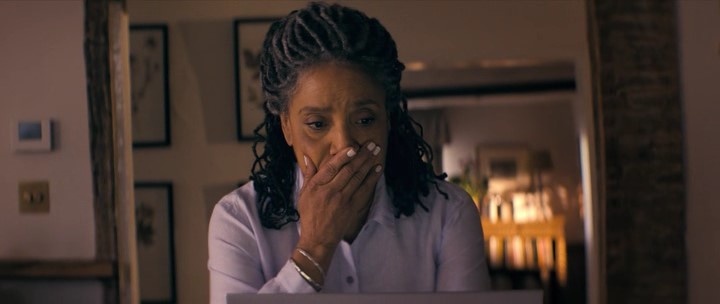 Кадр из фильма "Пчеловод" (2024). Миссис Паркер только что доверчиво попалась на уловку интернет-мошенников.