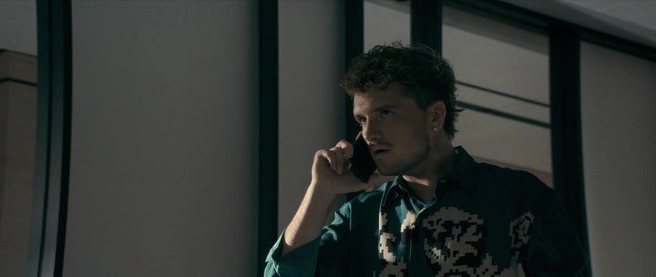 Кадр из фильма "Пчеловод" (2024). Дерек, он же главный среди всех интернет-мошенников.