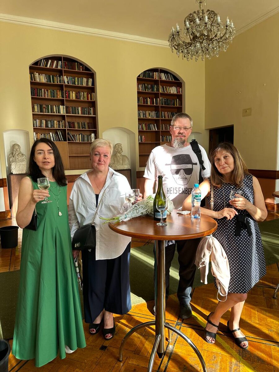 Мы с Ирой так нервничали, что решили перед церемонии испить шампанского) с группой поддержки