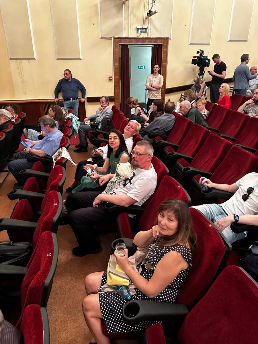 В зале перед началом церемонии