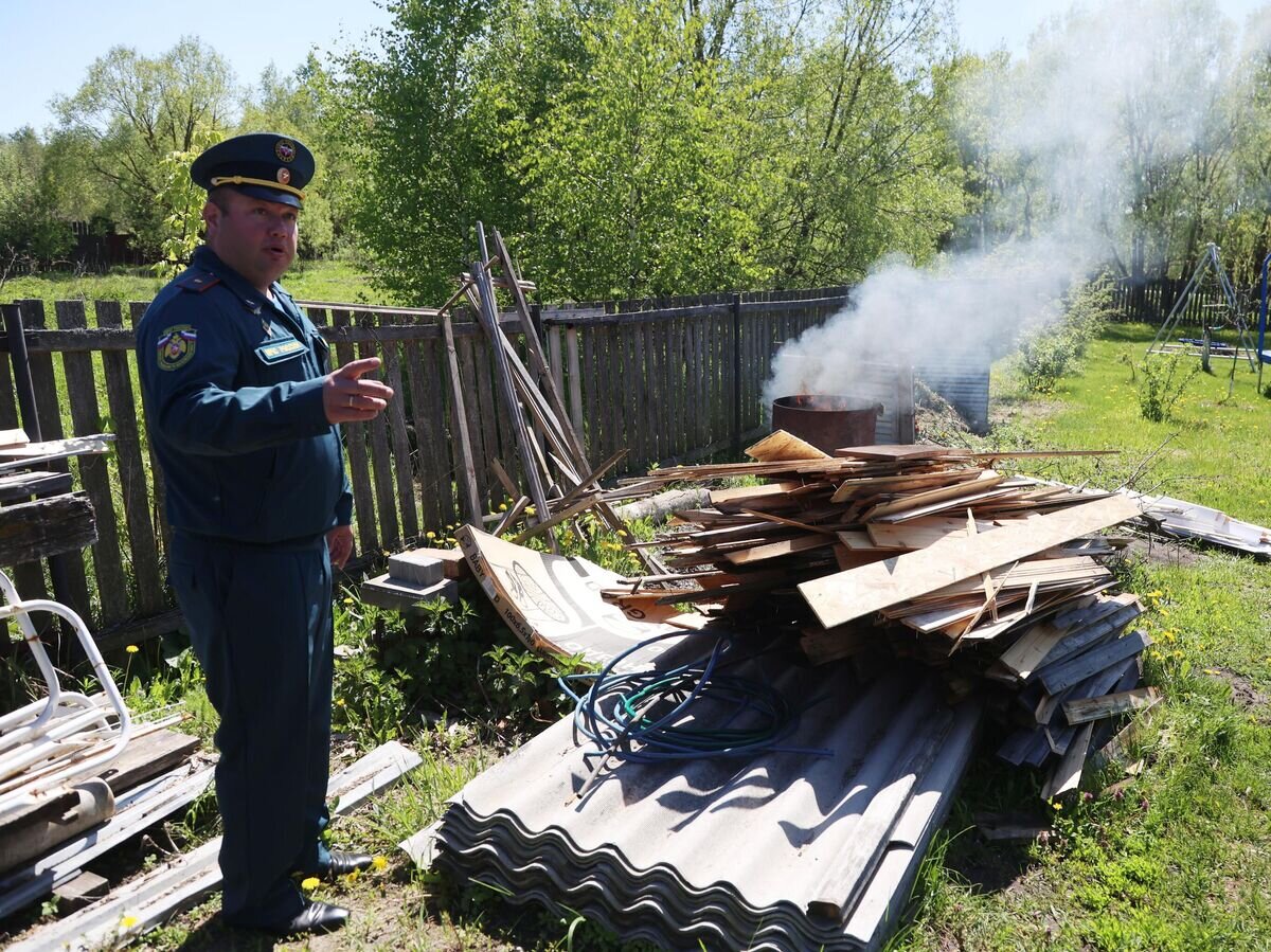    Сотрудники МЧС РФ совершают рейд по частным подворьям© РИА Новости / Павел Львов