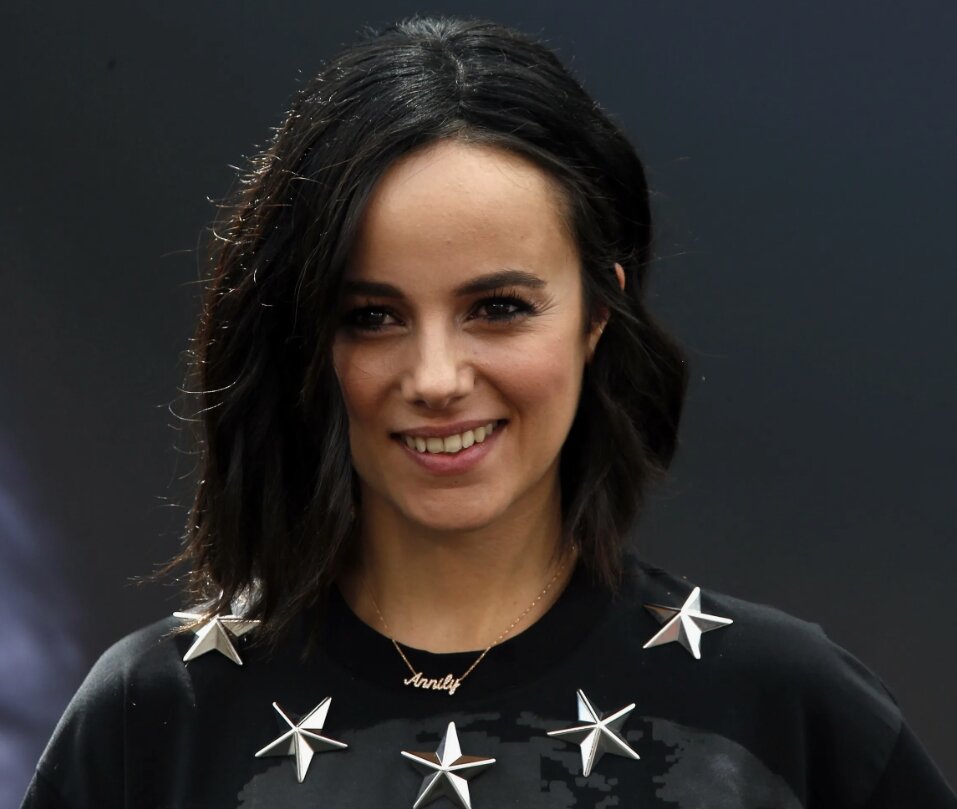 Alizée pousse un coup de gueule : Ne la collez pas à la plage ! Coup de gueule, 