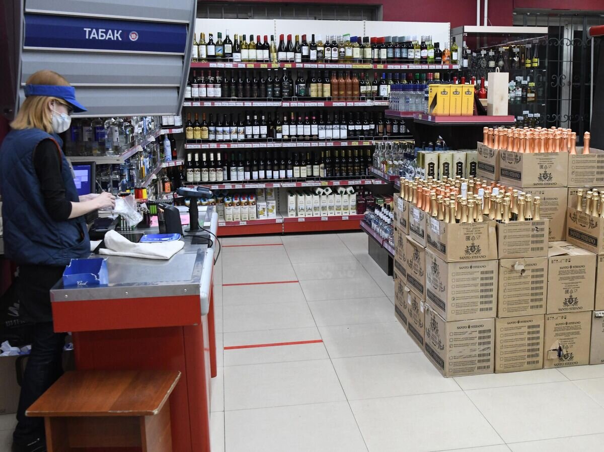    Торговый зал в алкогольном магазине в Чите© РИА Новости / Евгений Епанчинцев