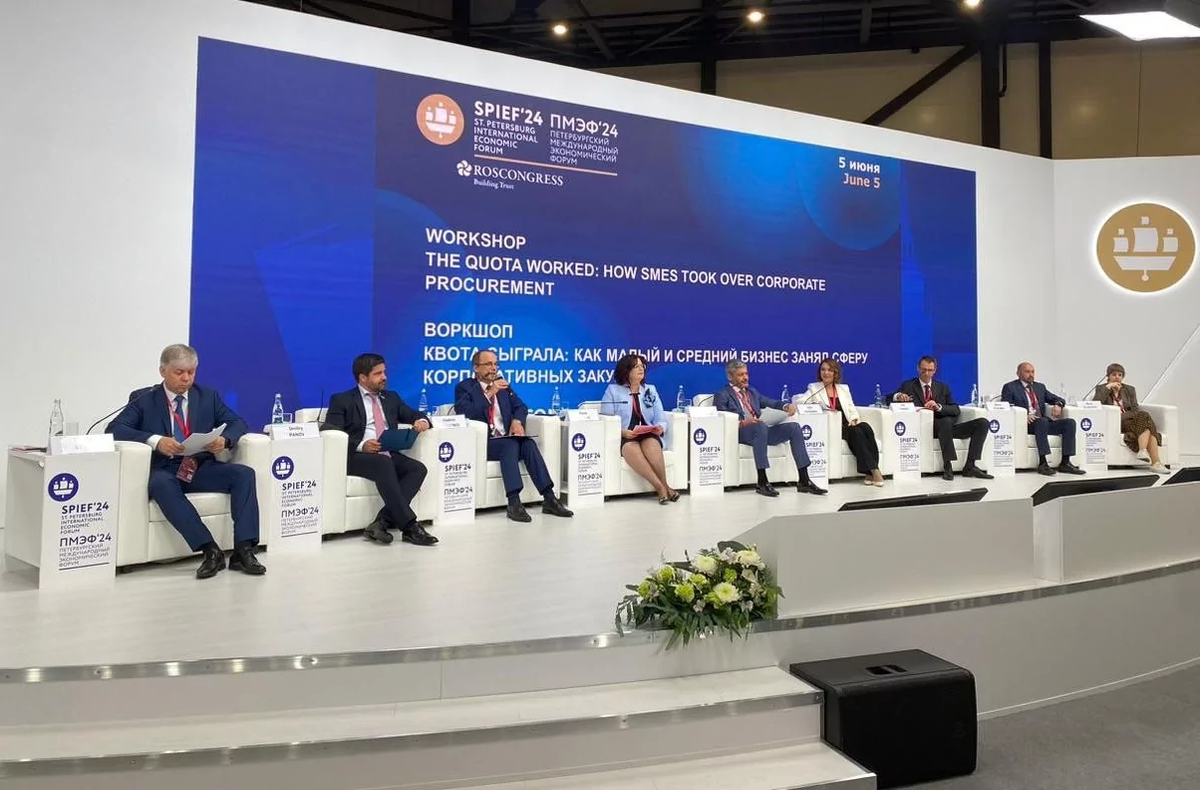 Люди "дела"! Полистать важно газетку, потыкать пальчиком в экран смартфона, веско процедить пару "экспертных" тезисов про "тренды" и "кластеры". И скорей на обед - скромный ланч за 4900 сам себя не скушает!
