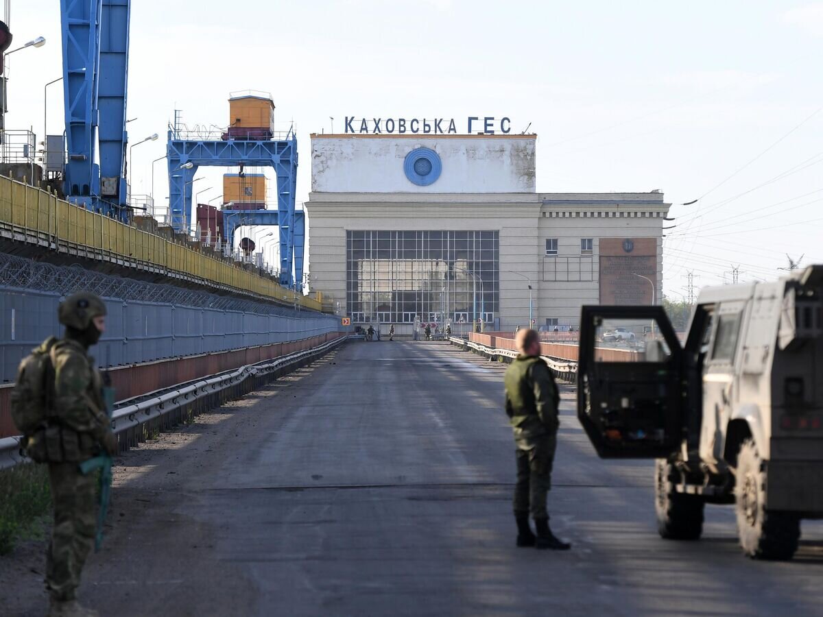    Военнослужащие РФ возле здания Каховской ГЭС в Новой Каховке© РИА Новости / РИА Новости
