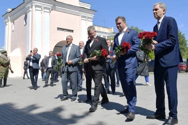   Первым делом представители власти и депутатского корпуса двух регионов отправились к памятным местам. Фото: правительство Омской области