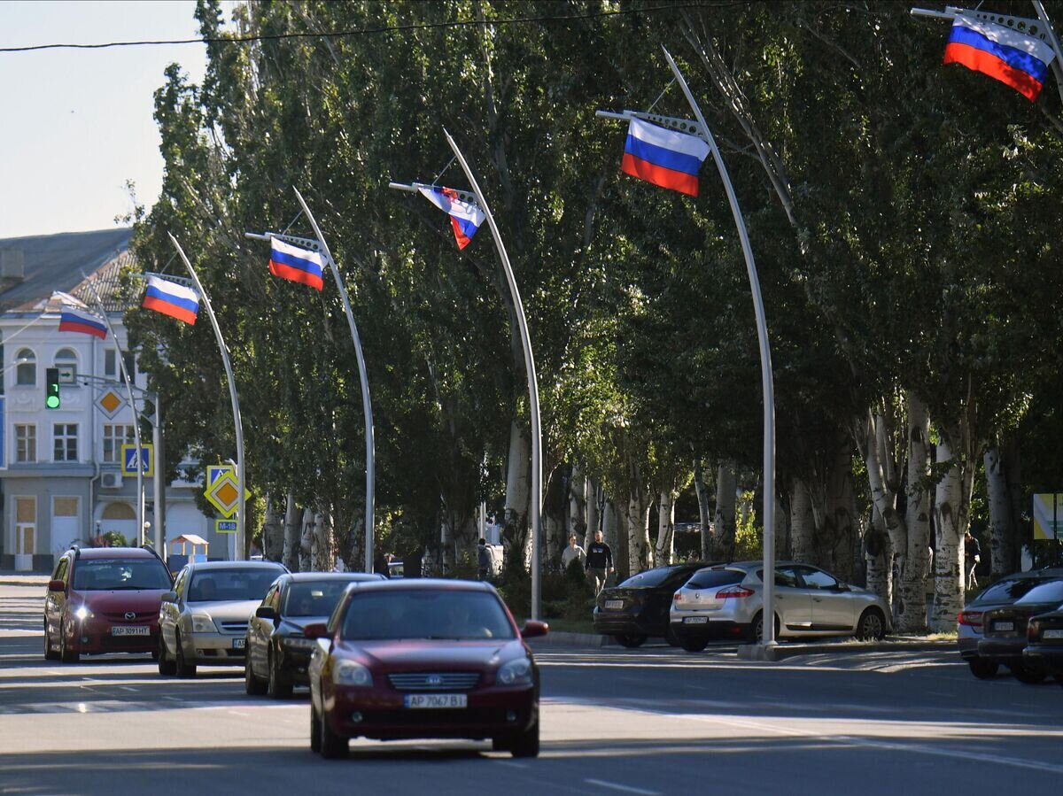    Автомобильное движение на одной из улиц в Мелитополе© РИА Новости / РИА Новости