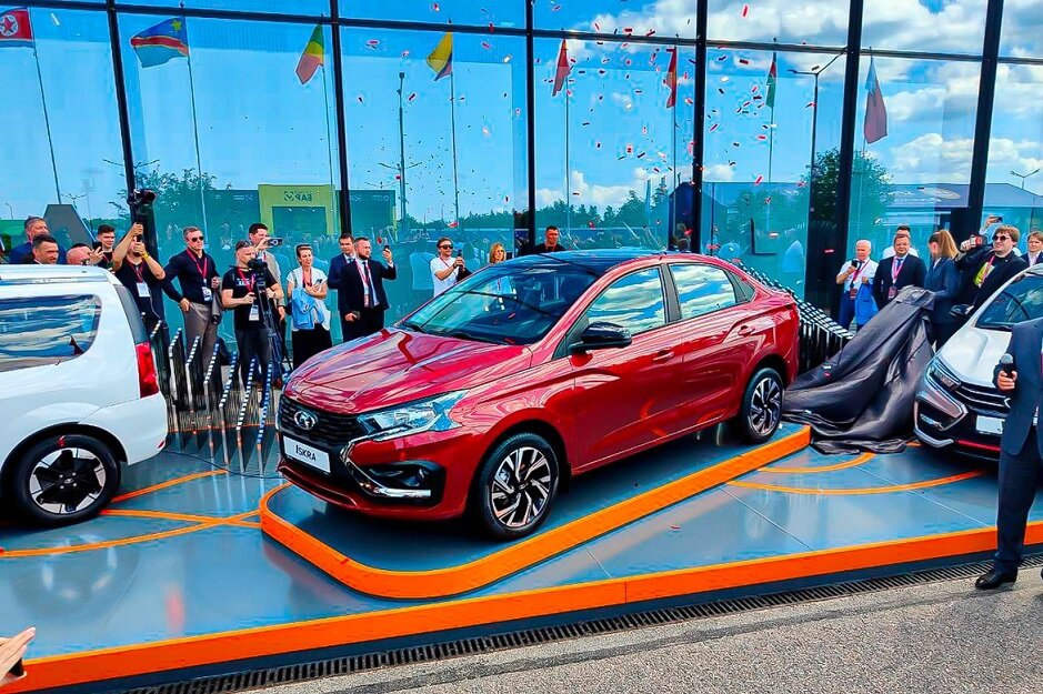 Новую Лада Искра (Lada Iskra) 2025 модельного года можно будет заправлять 92-м бензином, а цена бюджетной модели АвтоВАЗа составит примерно 1.2 миллиона российских рублей.-2