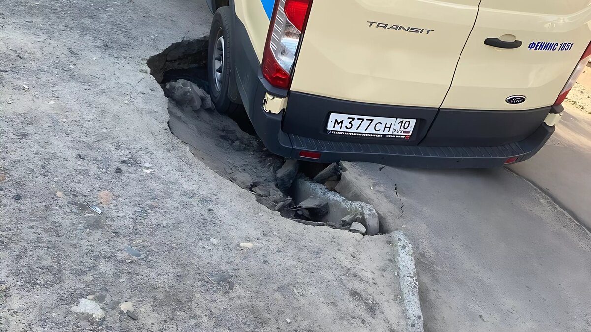 В Петрозаводске провалился асфальт: пострадала машина инкассации | Новости  Карелии | Karelinform.ru | Дзен