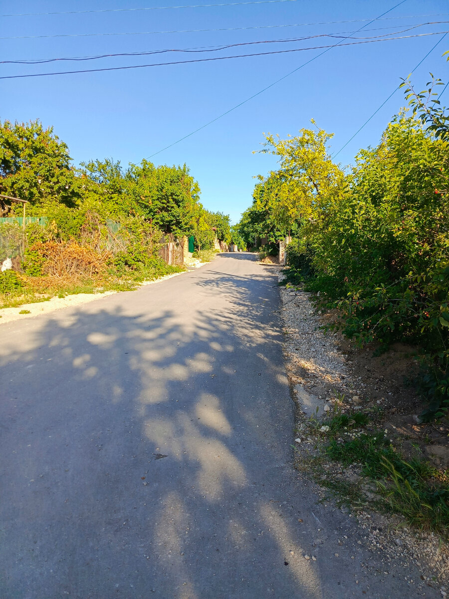 Кстати, я прочитала, что асфальт здесь появился в 2023 году.