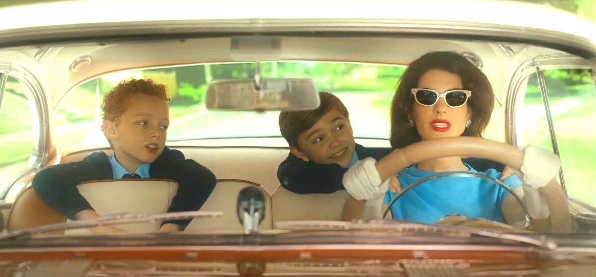 - Тётя Эня, а когда в 2020-м "6000 миль до Голливуда" напророчил тебе "Золотую малину", тебя на неё и правда номинировали. Может это... попросим его напророчить тебе второй Оскар? 