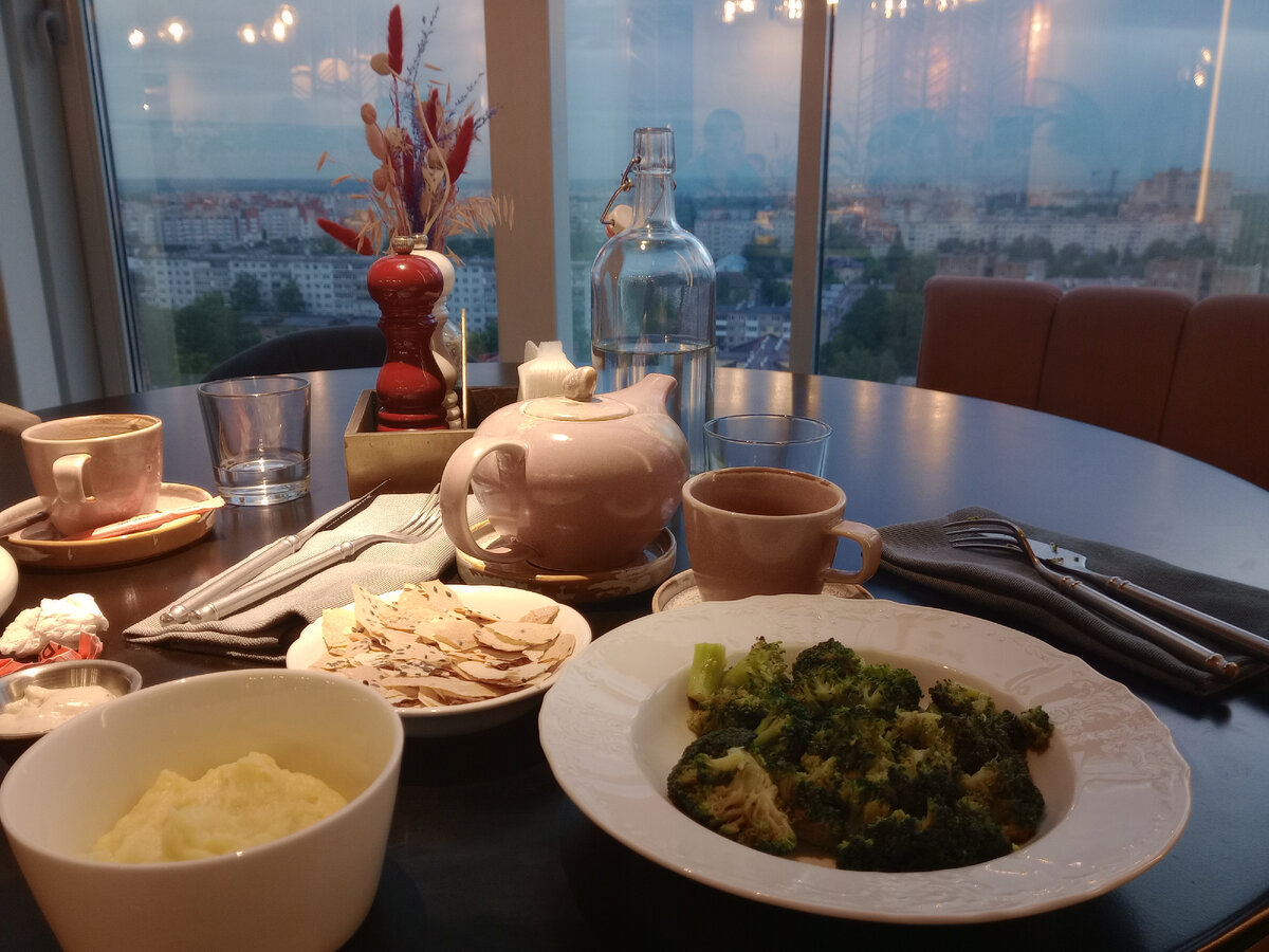 Икра на 15 этаже с видом на город 