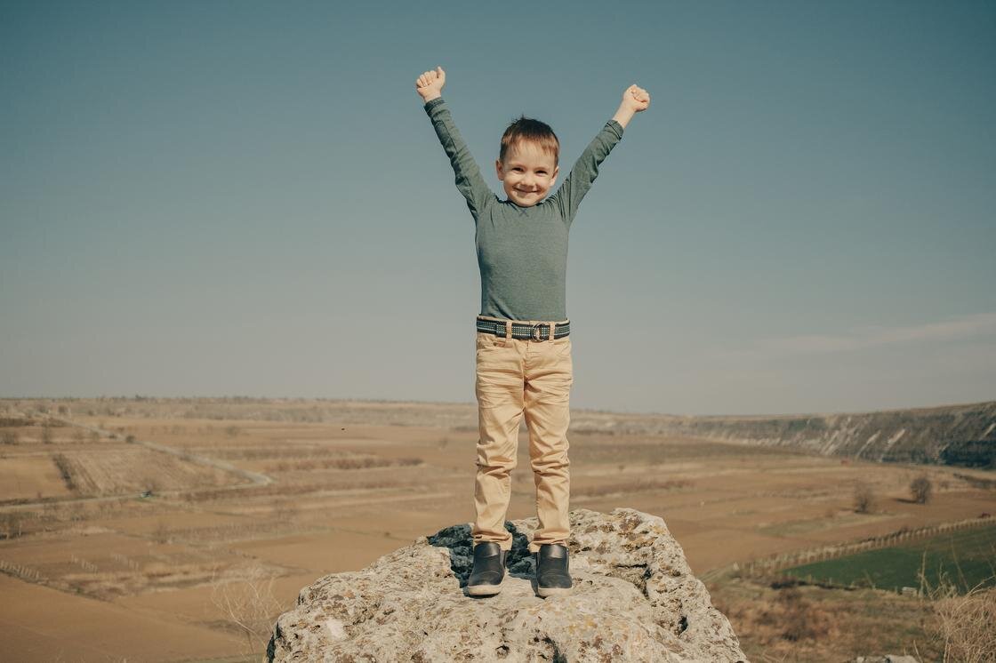    Мальчик стоит на возвышении:Freepik