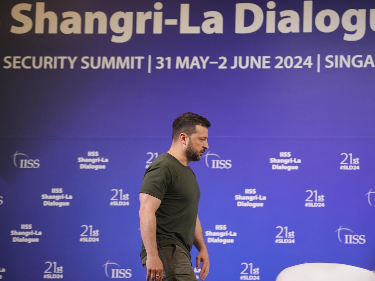    Владимир Зеленский во время регионального форума по безопасности "Диалог Шангри-Ла" в Сингапуре© AP Photo / Vincent Thian