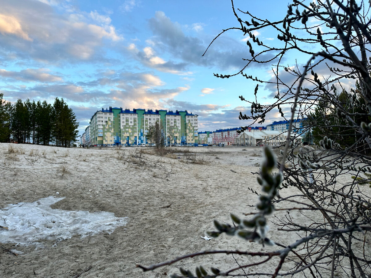 Небо яркое, снежные лужайки еще не все растаяли.