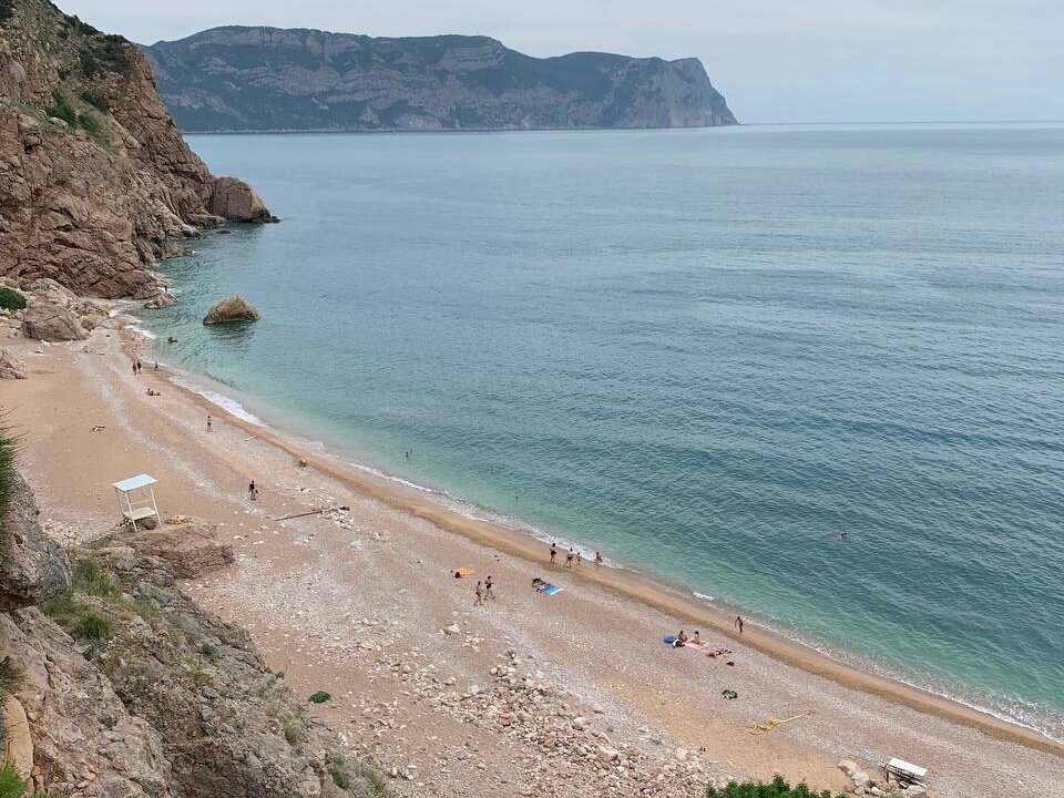 Пляж галечный. Море здесь чистое и достаточно спокойное