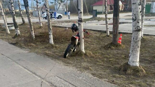    В Югре подросток на байке врезался в дерево