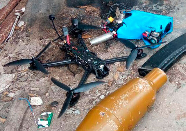 Сбитый FPV-дрон. Разорвало блок батарей (питания). Рядом «морковка», граната от РПГ-7, которую использовали в качестве боевой части. Даже на гранате видны повреждения от попаданий стрелкового (фото из открытых источников)