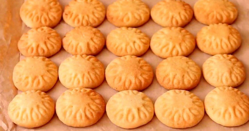 Готовим простое песочное ПЕЧЕНЬЕ и УКРАШАЕМ его без каких либо форм и приспособлений