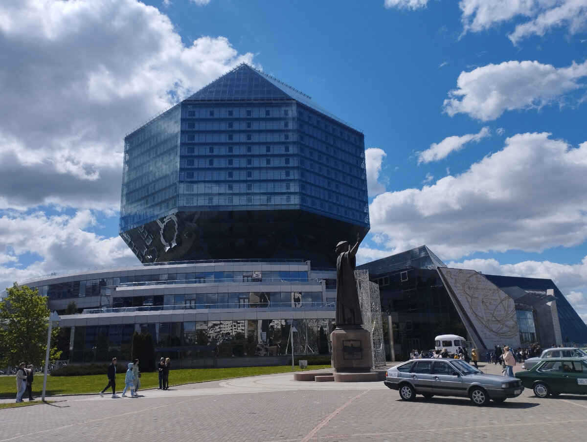 Здание национальной библиотеки (ФОТО АВТОРА)