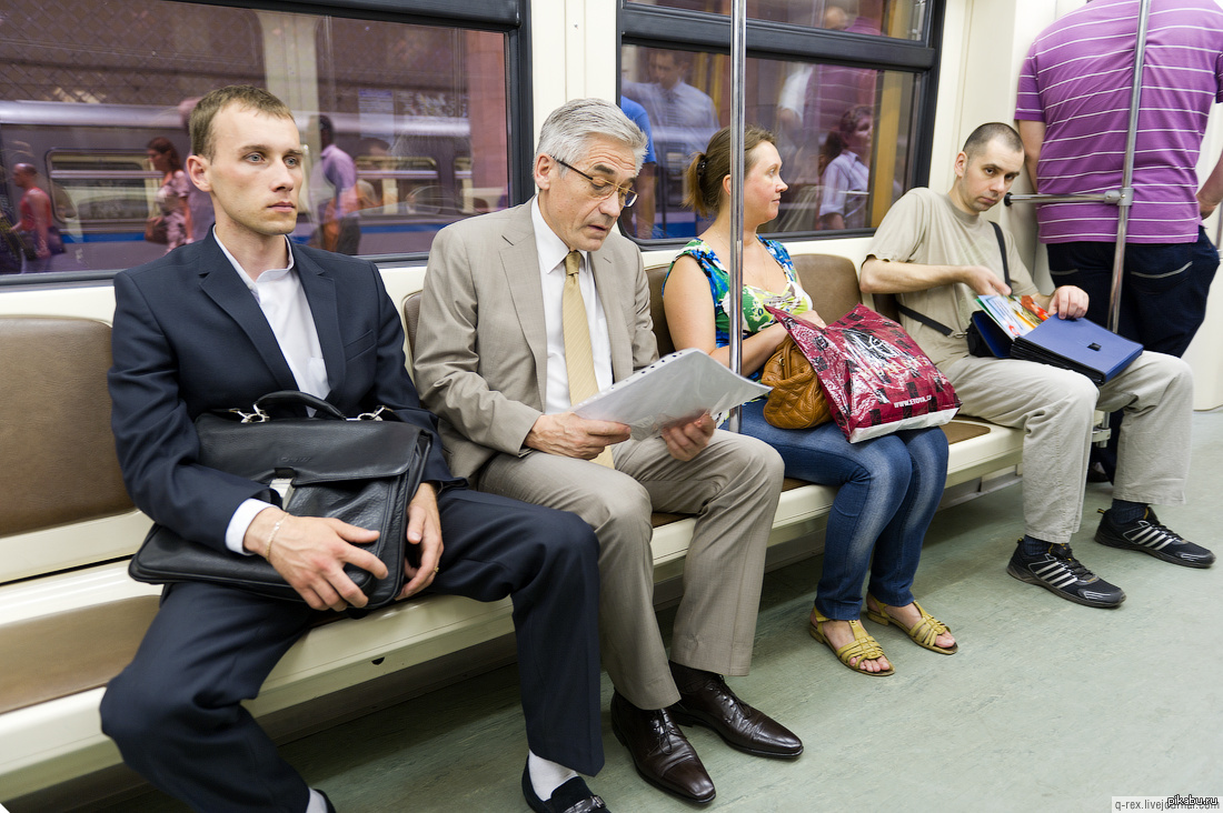 Фото из сети интернет: люди идут на работу в метро