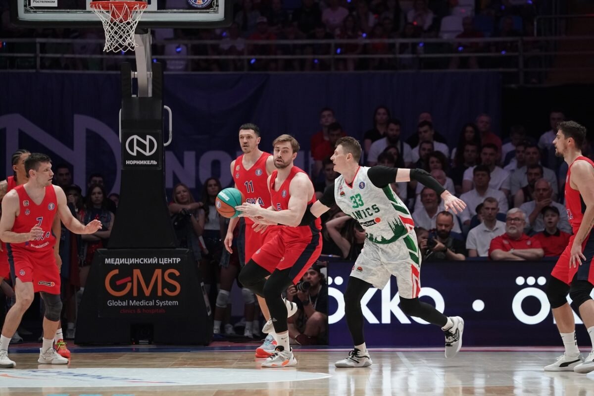    Одноклубники Александр Ганькевич (в красной форме) и Андрей Воронцевич соперничали в финале