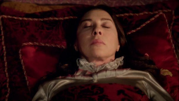 Валиде уже перенесли на кровать, она по-прежнему была без сознания. 