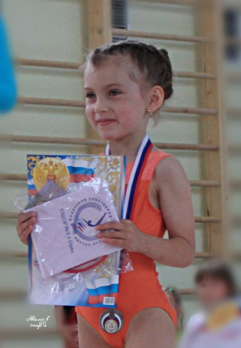 Лилиана ( на фото ей 6 почти с половиной лет).Первая медаль. 3 место. Я это фото уже показывала вам, но посмотрите снова.