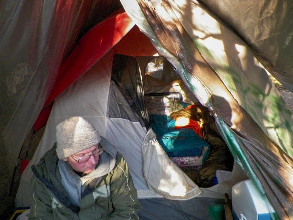 Кристофер Найт рядом со своей палаткой