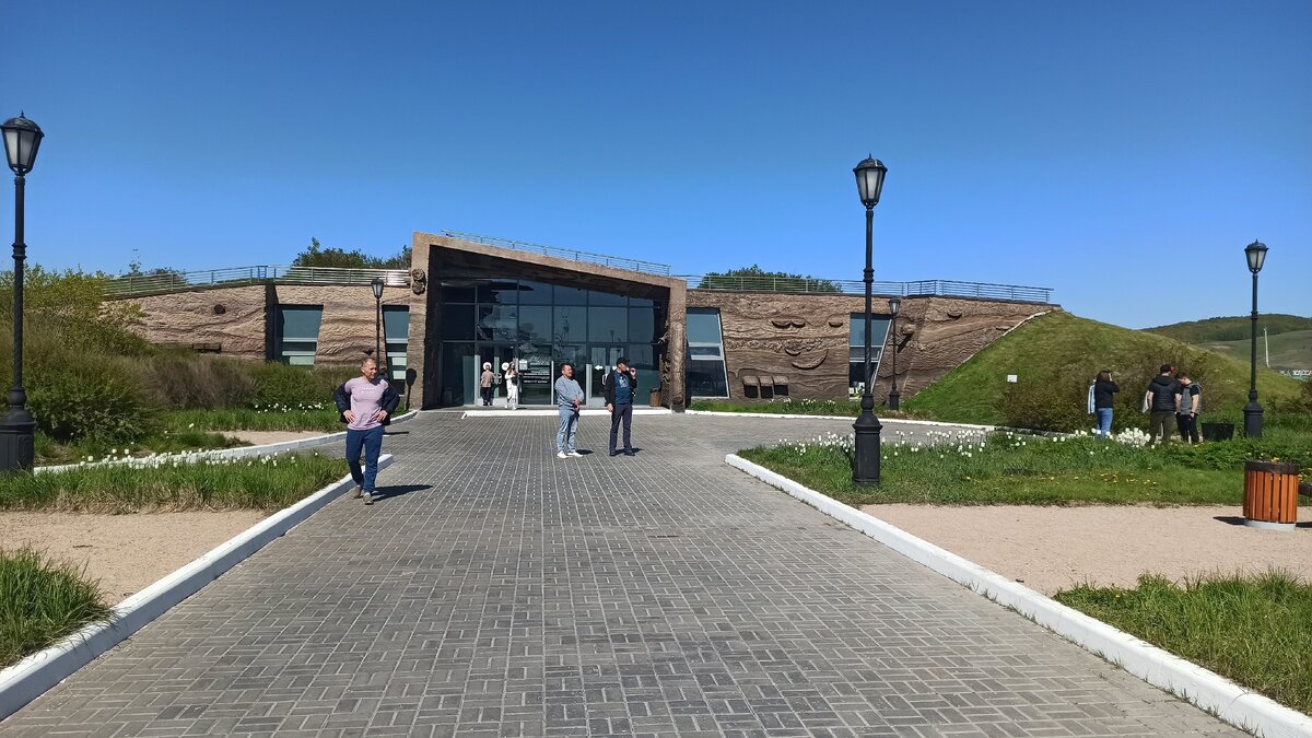 Вид снаружи. Главный вход.