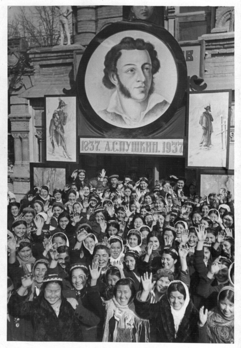Фото М. Пенсона. Выпускницы курсов руководящих работников после осмотра Пушкинской выставки. Ташкент, март 1937 г.