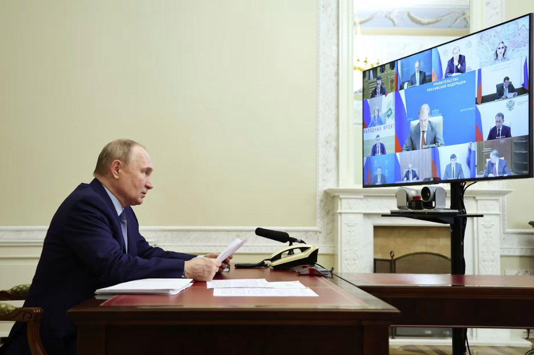 Он провоцирует, провоцирует и провоцирует: Владимир Путин во вторник во время заседания кабинета министров © AP [подпись к фото в оригинале просто бомбическая конечно 😀 — прим. «Мекленбургского Петербуржца»]
