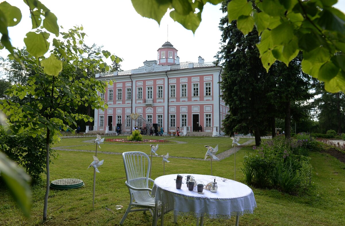    Детство Пушкина прошло в подмосковном селе Захарово. В усадьбах в Захарове и Вязёмах (на фото) создан историко-литературный музей-заповедник с сохранившимися архитектурными памятниками XIX века / РИА Новости / Сергей Пятаков
