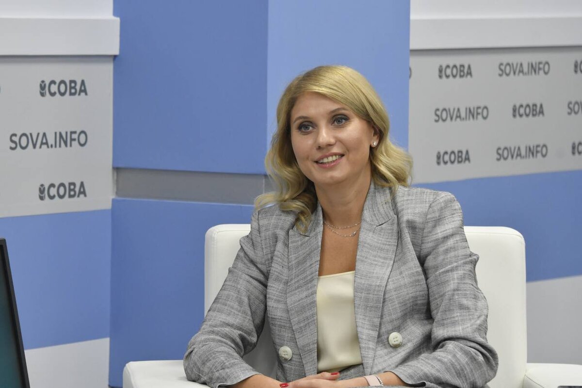 Работала чиновница в России, но рожать предпочла в США. Так она получила американское гражданство для детей, выяснил Хинштейн. 