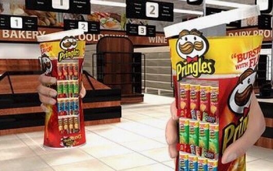 Эта креативная наружная реклама Pringles привлекает внимание, демонстрируя гигантские банки чипсов, которые выглядят как будто их держат огромные руки, создавая эффект вовлеченности покупателей в супермаркете. 