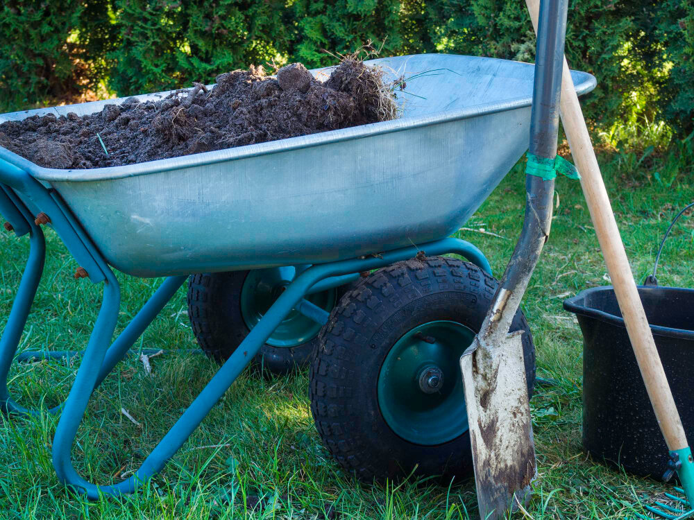 При работе на садовых и дачных участках, во время стройки и ремонта часто приходится перемещать грузы. Это могут быть сыпучие материалы и мусор, кирпич и камень, различные инструменты и инвентарь.