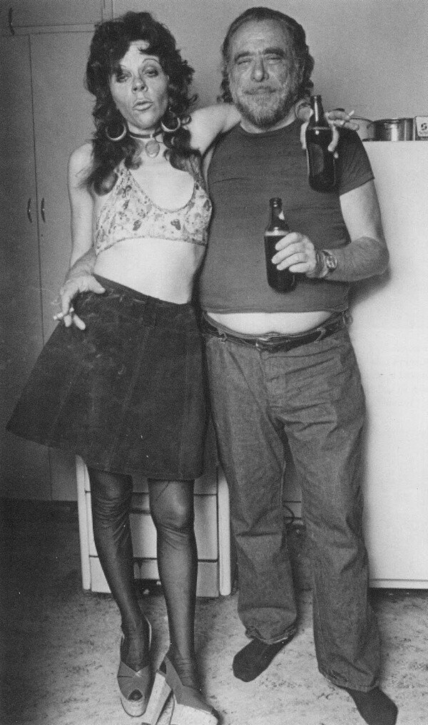 Чарльз Буковски (1920-1994) со своей девушкой – кутя по полной, он прожил до 73 лет, возраста до которого дотянет далеко не каждый праведник  📷
