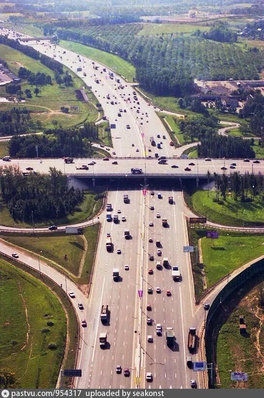 МКАД на пересечении с Можайским шоссе. Вид в южную сторону, 1999. Автор фото: А.П. Белясов. С сайта www.pastvu.com.